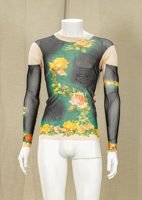 une photo d'un mannequin portant une chemise à fleurs