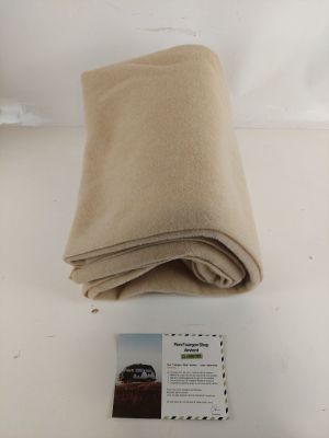 un rouleau de tissu beige à côté d'une petite carte