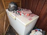 un réfrigérateur en panne dans un coin de la pièce