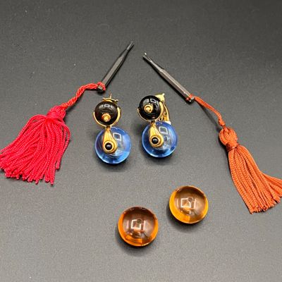 une paire de boucles d'oreilles et une paire de ciseaux posés sur une table