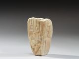 une image représentant un objet en pierre sculptée orné d'un motif