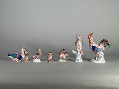 plusieurs figurines d'oiseaux sont alignées en rang