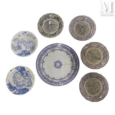 six assiettes bleues et blanches sont disposées en cercle sur une surface blanche