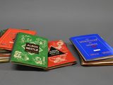 plusieurs livres sont empilés sur une table