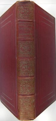 un vieux livre à la couverture rouge posé sur une surface blanche