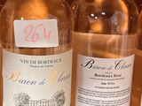 plusieurs bouteilles de vin sont alignées sur un comptoir