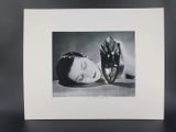 une image représentant une photo en noir et blanc d'une femme allongée sur une table