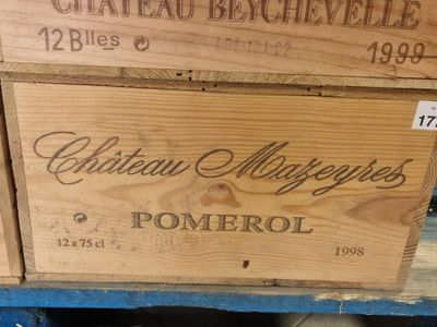 deux caisses de vin en bois posées sur une palette