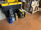 une photo d'une pièce où se trouvent de nombreux cartons et outils