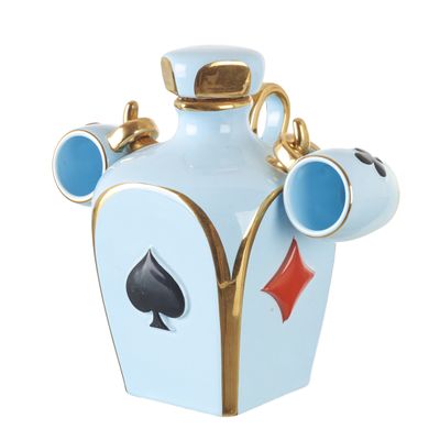 un vase bleu orné d'un motif de carte