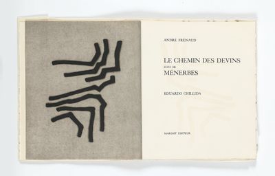 un livre ouvert sur lequel figure un dessin en noir et blanc