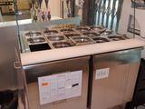 une photo d'une cuisine avec un plan de travail et une cuisinière