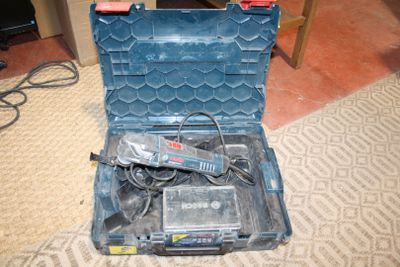 une caisse d'outils avec des outils à l'intérieur, posée sur le sol