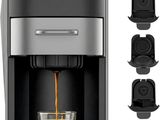 un gros plan d'une machine à expresso avec une tasse de café