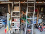 une échelle appuyée contre un mur dans un garage