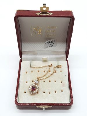 un gros plan sur une boîte contenant un collier