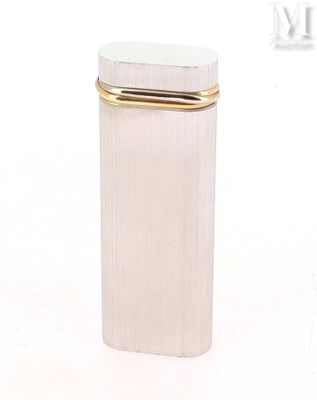 un gros plan d'un briquet posé sur une surface blanche, avec un fond blanc