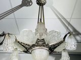 un lustre suspendu au plafond d'une pièce