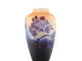 un vase sur lequel est représentée une fleur