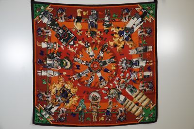 HERMES Carré en soie. Kachinas.