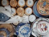 une boîte en carton remplie d'assiettes et de bols en porcelaine
