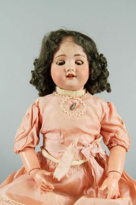 SFBJ. Poupée avec tête en porcelaine. Corps articulé.