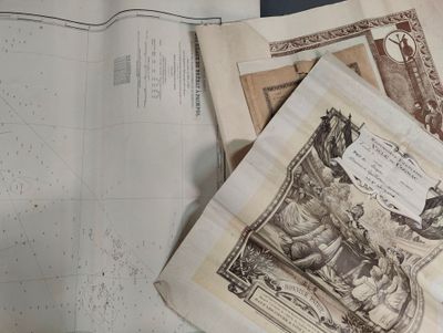 tout un tas de vieilles cartes qui sont posées sur la table