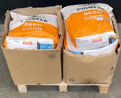 deux cartons de matériel d'ensemencement posés sur une palette