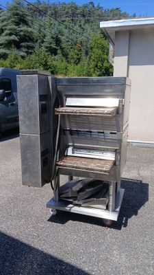 une photo d'un four professionnel dans un parking