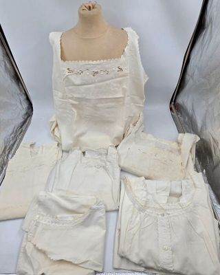 une robe blanche et une valise posées sur une table