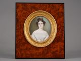 un portrait ancien représentant une femme, dans un cadre richement décoré
