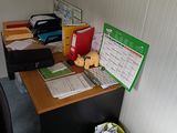 un bureau sur lequel se trouvent une pile de papiers et un ordinateur portable