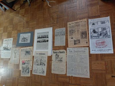 de nombreux vieux journaux éparpillés sur le sol de cette pièce