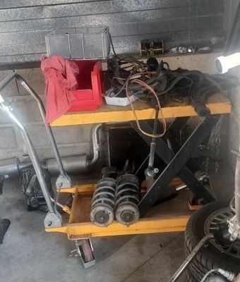 une moto garée à côté d'une étagère à roulettes