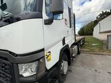 un camion blanc garé sur le parking
