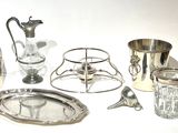 un plateau en argent et des couverts en argent posés sur une table blanche