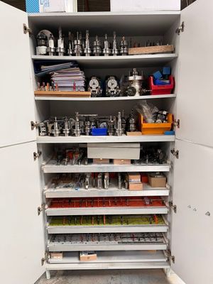 une armoire contenant de nombreux outils différents
