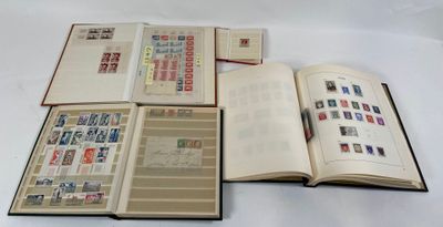 un livre ouvert posé sur une table blanche, à côté d'une pile de timbres