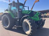 une photo d'un tracteur garé sur un parking
