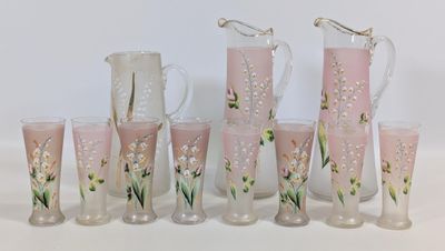 un ensemble de vases en verre rose ornés de fleurs peintes