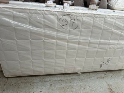 un matelas posé à même le sol dans un magasin