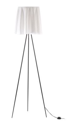 le lampadaire est muni d'un abat-jour blanc et d'un pied trépied noir