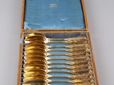 six cuillères dans une boîte en bois avec un couvercle bleu