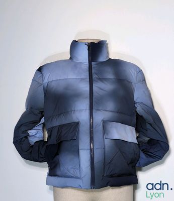 un mannequin vêtu d'une veste bleue