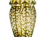 un vase jaune et blanc muni d'un couvercle, posé sur une surface blanche