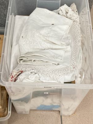 un bac en plastique contenant beaucoup de vêtements