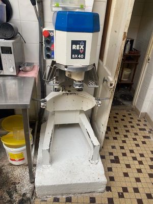 un appareil qui se trouve dans un coin de la cuisine