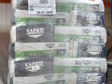 une grande pile de colis posée sur une étagère dans un magasin