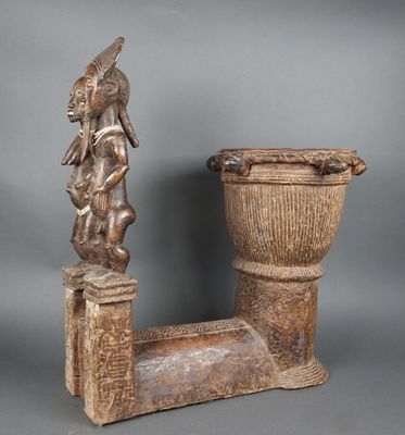 paire d'urnes en bois sculpté ornées d'une statue représentant un homme et une femme