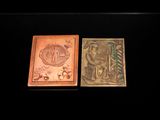 deux types différents de cartes à jouer posées sur une table noire